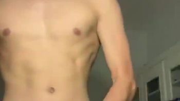 腼腆的花裤子大学生男同志脱了上衣隔着裤子撸屌打飞机自慰把精液都射到裤子上视频