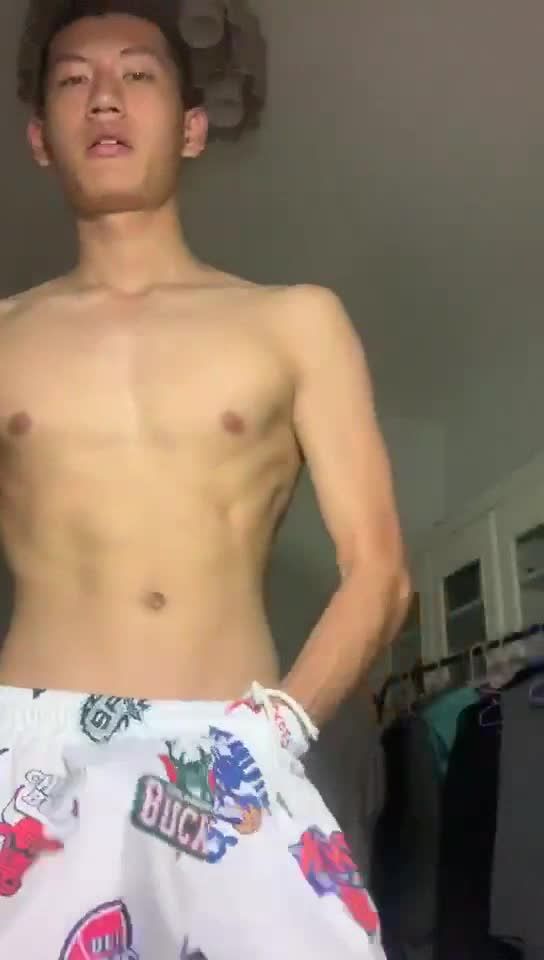 腼腆的花裤子大学生男同志脱了上衣隔着裤子撸屌打飞机自慰把精液都射到裤子上视频