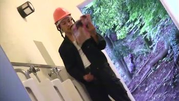 刚下班的大叔男同志在公共厕所内边看色情杂志边撸屌撸鸡巴打飞机自慰视频