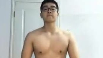 寸头眼镜男同志全方位展示身体边舔胳肢窝边撸鸡巴打飞机自慰喷精视频