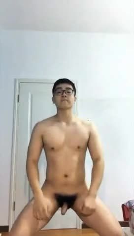 寸头眼镜男同志全方位展示身体边舔胳肢窝边撸鸡巴打飞机自慰喷精视频