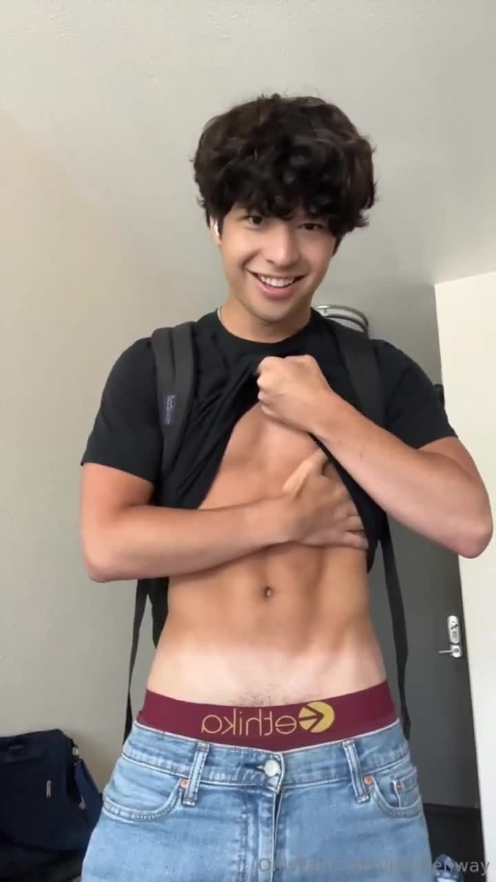 上身黑下体超白的大学生男同志自慰撸屌打飞机射完精液大屌还一直硬邦邦视频