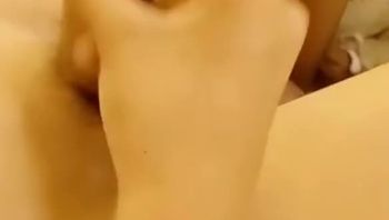 帅气精神小伙男同志在KTV内被酒后乱性的基友疯狂撸管极致淫乱男男视频