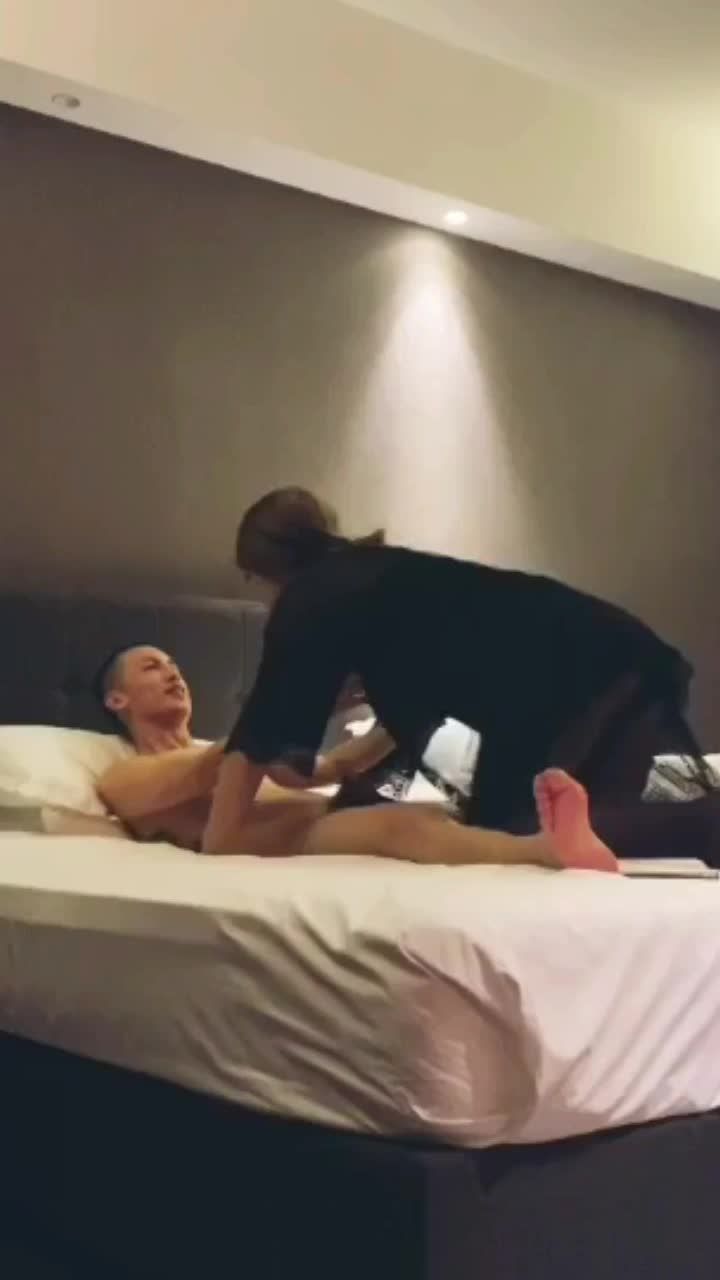 满背纹身精神小伙gay与ts人妖酒店激情大战无套爆菊操的ts人妖不停骚浪淫叫勾魂诱惑视频