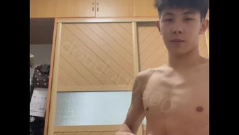 锡纸烫精神小伙男同志趁家里没人偷偷撸屌骚态毕露自慰诱惑视频