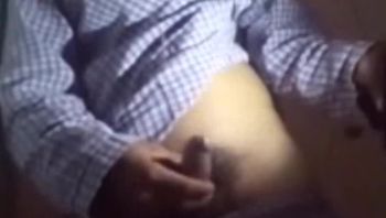 蓝衬衫男同志深夜骚浪自慰打飞机一边撸自己的白嫩大屌一边吐狗舌头视频