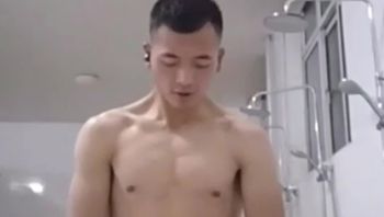 东北黑龙江精壮大学生男gay在学校公共澡堂疯狂撸鸡巴撸射了一大堆浓稠精液贱态毕露视频