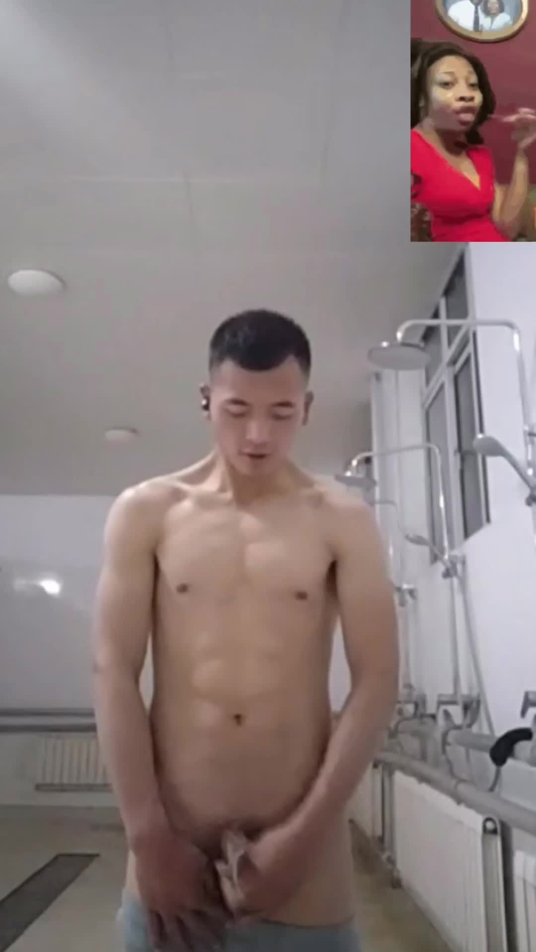 东北黑龙江精壮大学生男gay在学校公共澡堂疯狂撸鸡巴撸射了一大堆浓稠精液贱态毕露视频