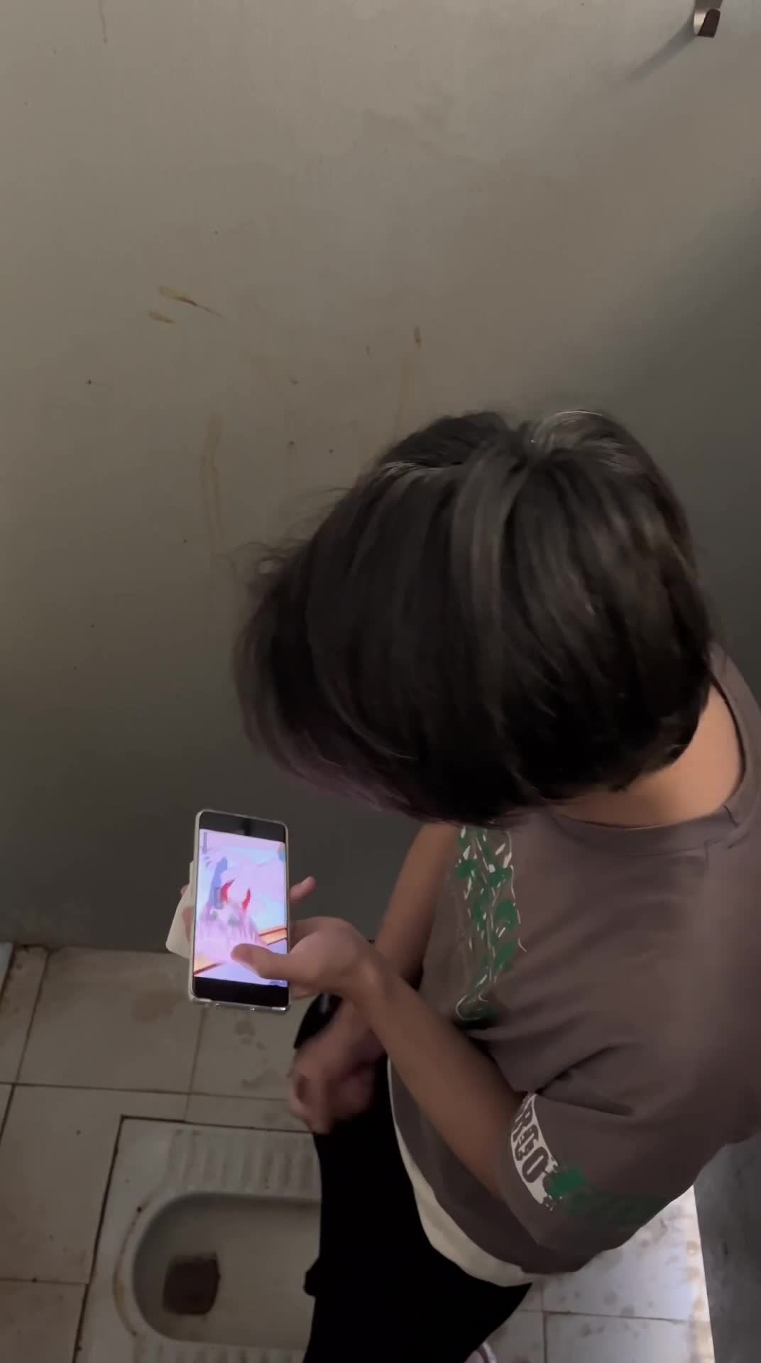 初中生小鲜肉男同性恋在学校公共厕所里边看黄片边骚浪自慰疯狂撸屌撸射视频