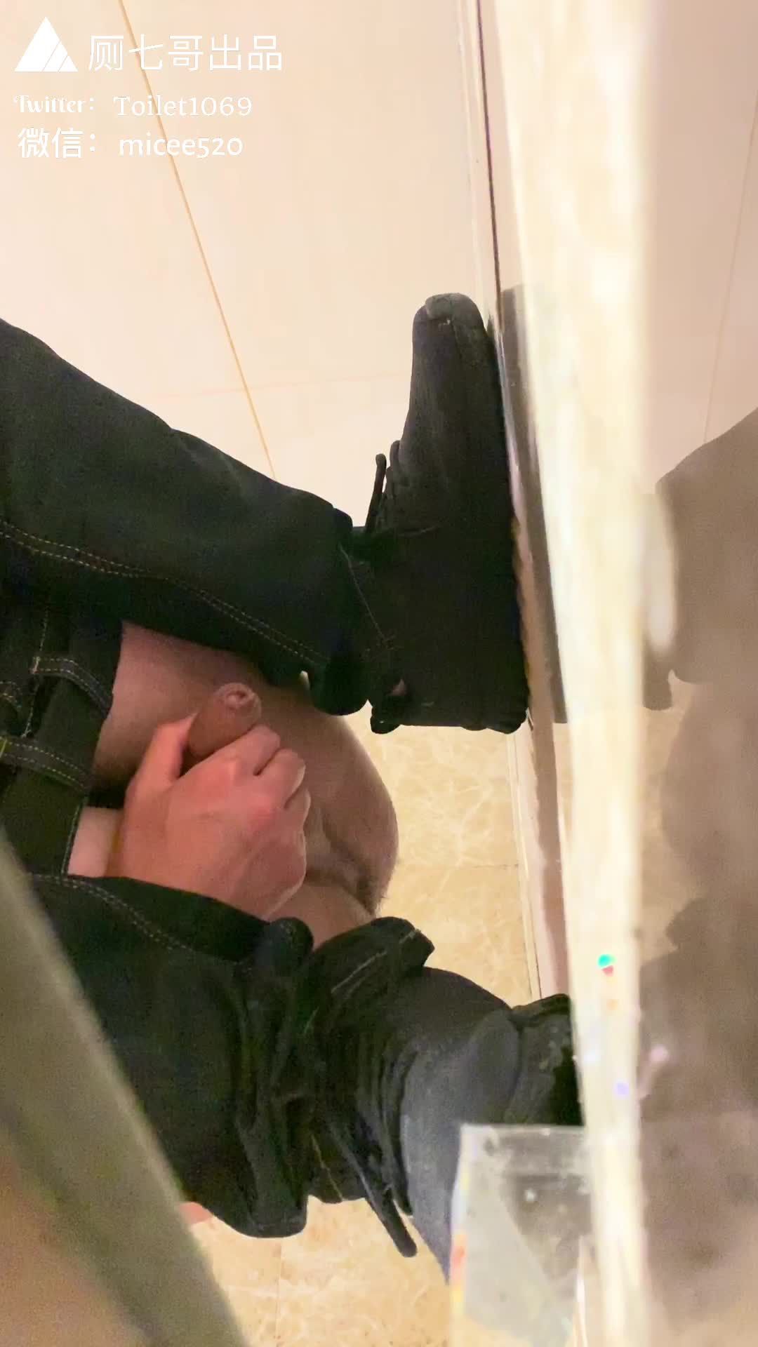 兰州拉面店员精壮小伙男同志在厕所里骚浪自慰疯狂撸鸡巴撸射了一大堆的精液gv视频