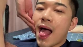 短剧男主38线小明星骚气男同志被基友调教喝尿吃屌后被大鸡巴疯狂抽插骚屁眼猛烈爆菊视频