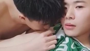 锡纸烫精神小伙男同志边拿着手机直播边与好基友甜蜜做爱大鸡巴疯狂爆菊骚态毕露gv视频