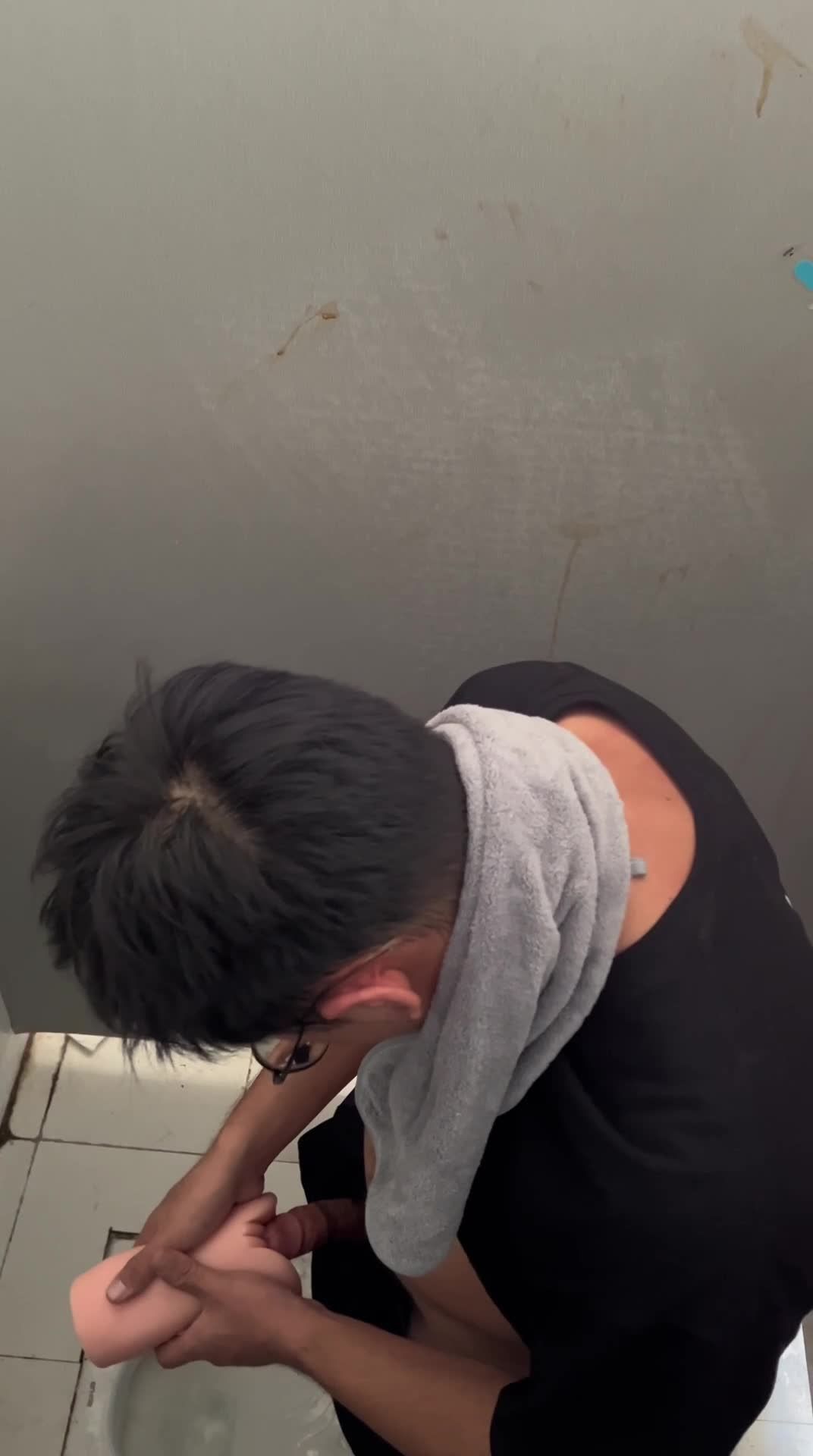 眼镜大学生男同志欲望炸裂在学校宿舍浴室内骚浪自慰狂操飞机杯骚气爆棚男男视频