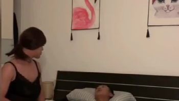 大屁股粗腿寸头纹身男同志出租房大战TS伪娘大屌猛顶骚屁眼坐奸骚气冲天视频