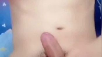 白嫩小鲜肉男同志居家淫荡发骚骚浪自慰疯狂撸鸡巴把鸡鸡都要撸红肿了骚气冲天男男视频