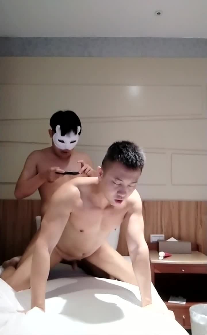 可1可0的中年男大叔男同志趁老婆出差偷偷与大学生小鲜肉约炮被猛烈爆菊骚态毕露gv视频