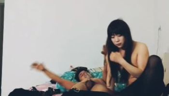 卷毛男同志嫖娼嫖到浓妆艳抹TS人妖硬着头皮被人妖吃鸡巴深喉口交视频