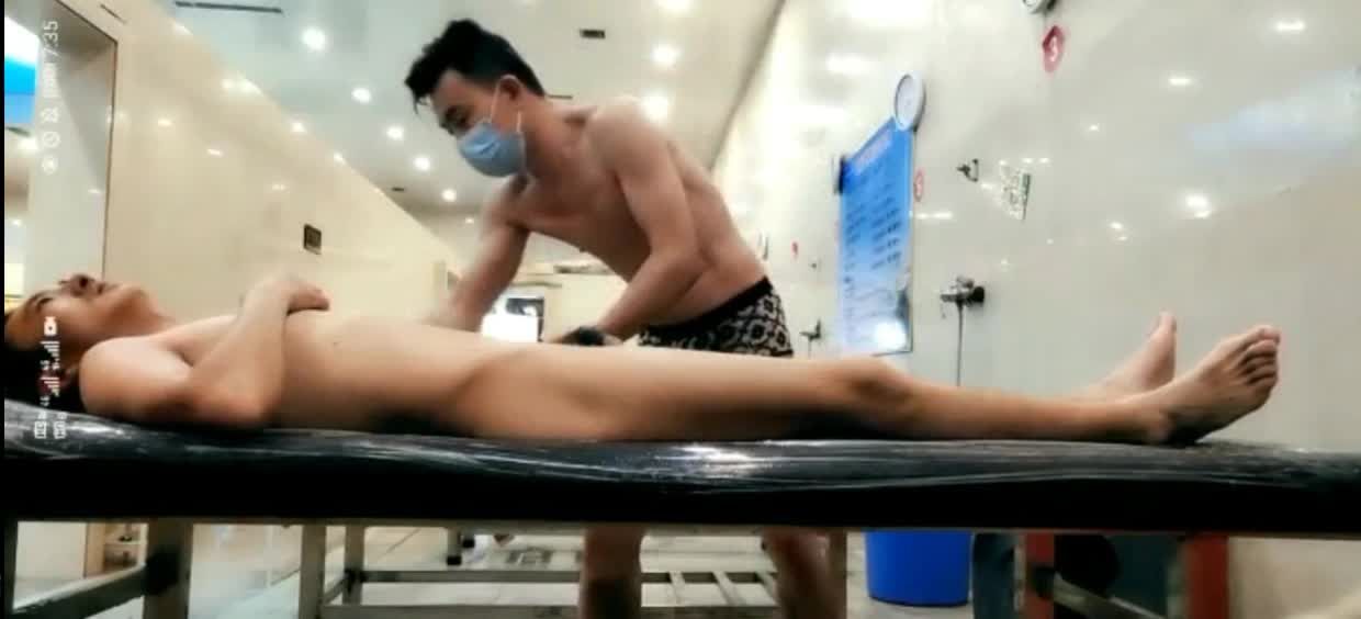 白领设计师男同性恋被男技师猛撸鸡巴手撸榨精大屌疯狂喷射精液贱态毕露视频