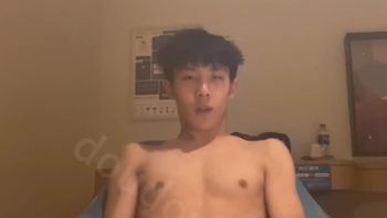 廋猴精神小伙男同志对镜自拍疯狂撸鸡巴骚浪自慰骚态毕露视频