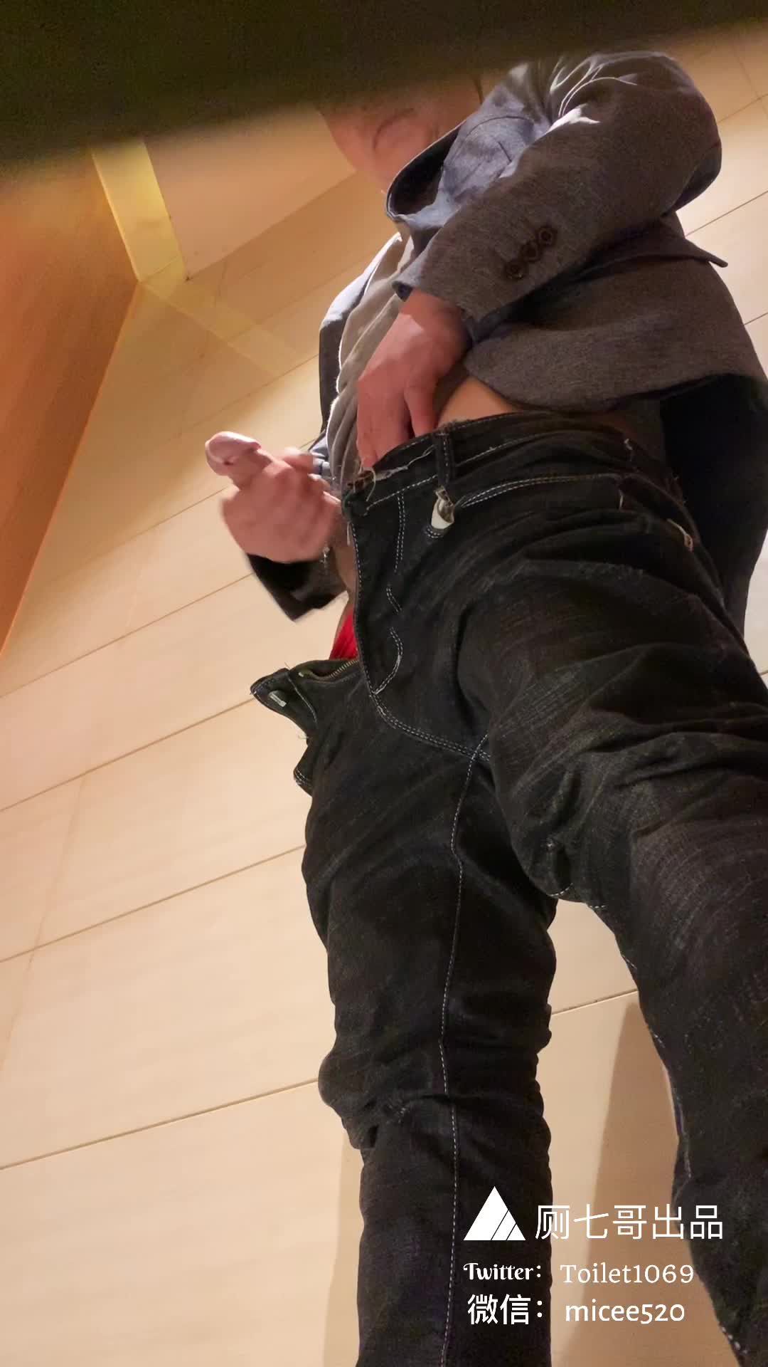 变态男同志商城公共厕所内淫荡发骚骚浪自慰疯狂撸屌疯狂喷射精液男男视频