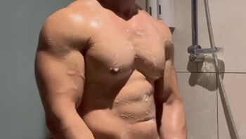 肌肉男男同志在浴室里把沐浴露当做润滑油涂抹在大屌上疯狂撸管骚浪自慰男男视频