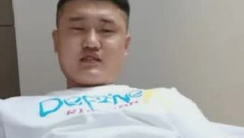 山东潍坊优质健壮脂包肌男同性恋睡不着被伪娘视频裸聊打飞机大屌硬翘到不行骚气冲天视频
