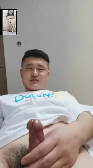 山东潍坊优质健壮脂包肌男同性恋睡不着被伪娘视频裸聊打飞机大屌硬翘到不行骚气冲天视频