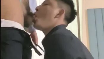 黑衬衫高颜值小鲜肉男同志被基友调教舔脚深喉吃大屌后被基友爆操骚屁眼抽插屁穴视频