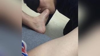 JK制服衬衫男同志被金主爸爸调教舔脚深喉吃大屌被爱吃的大屌疯狂抽插屁穴打桩视频