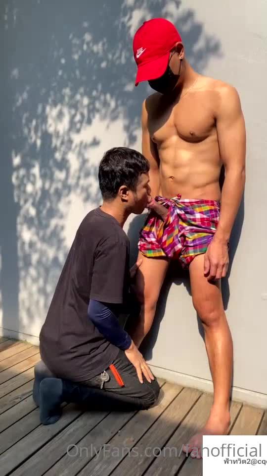 肌肉男男同志在户外与基友打野战被基友疯狂舔鸡巴深喉吃大屌口爆吞精视频