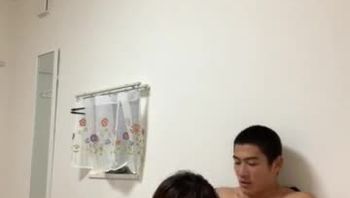 寸头超帅男同志被一起打篮球的兄弟疯狂舔鸡巴深喉吃大屌口爆吞精男男视频