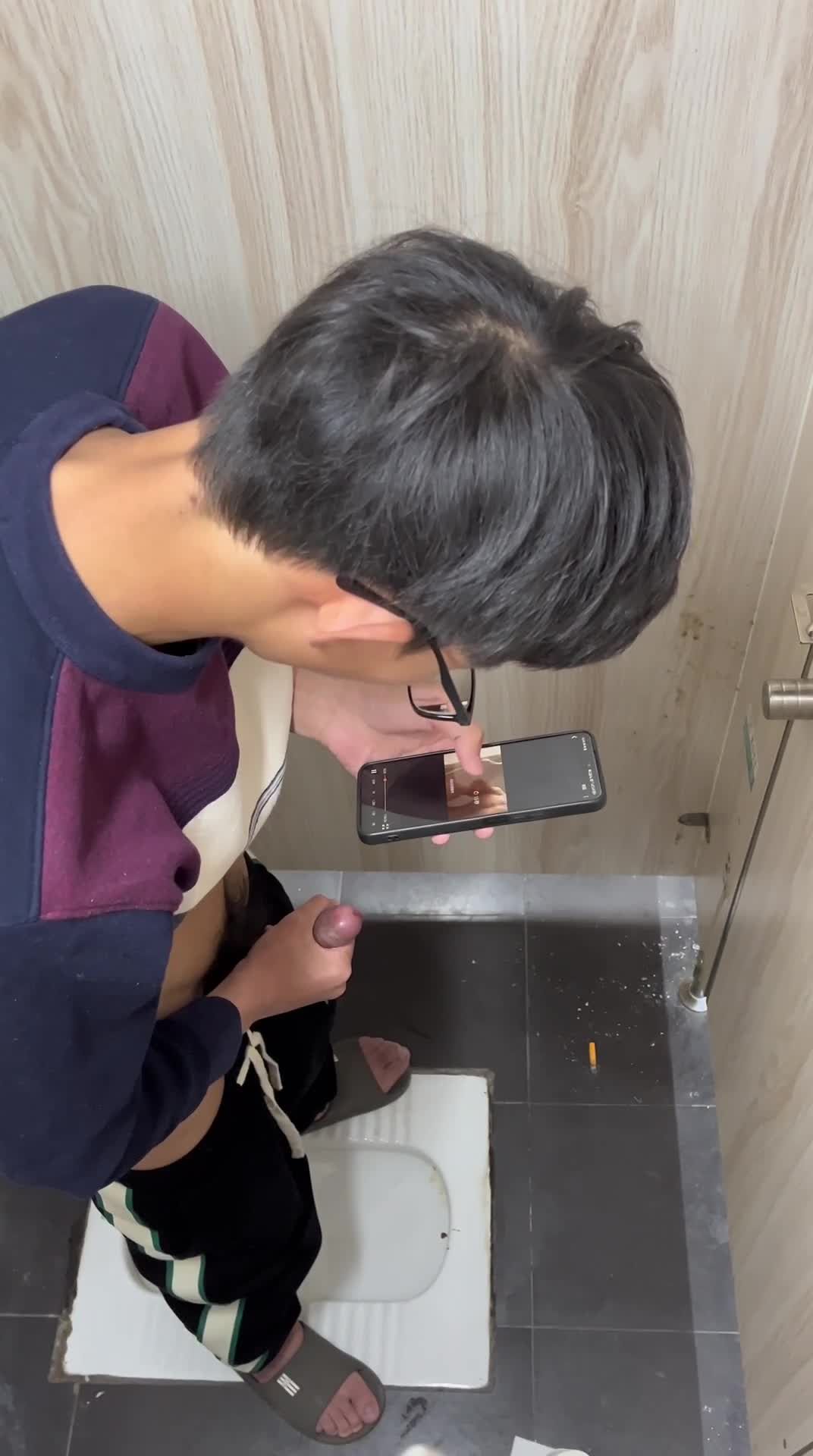 初中生小鲜肉眼镜gay在商场公共厕所内边看黄片边自撸鸡巴极致淫靡骚态毕露视频
