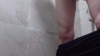 高中生小鲜肉男同性恋被外国丑黑TS人妖艳撩骚勾引浴室疯狂撸屌撸到肉棒翻白眼视频