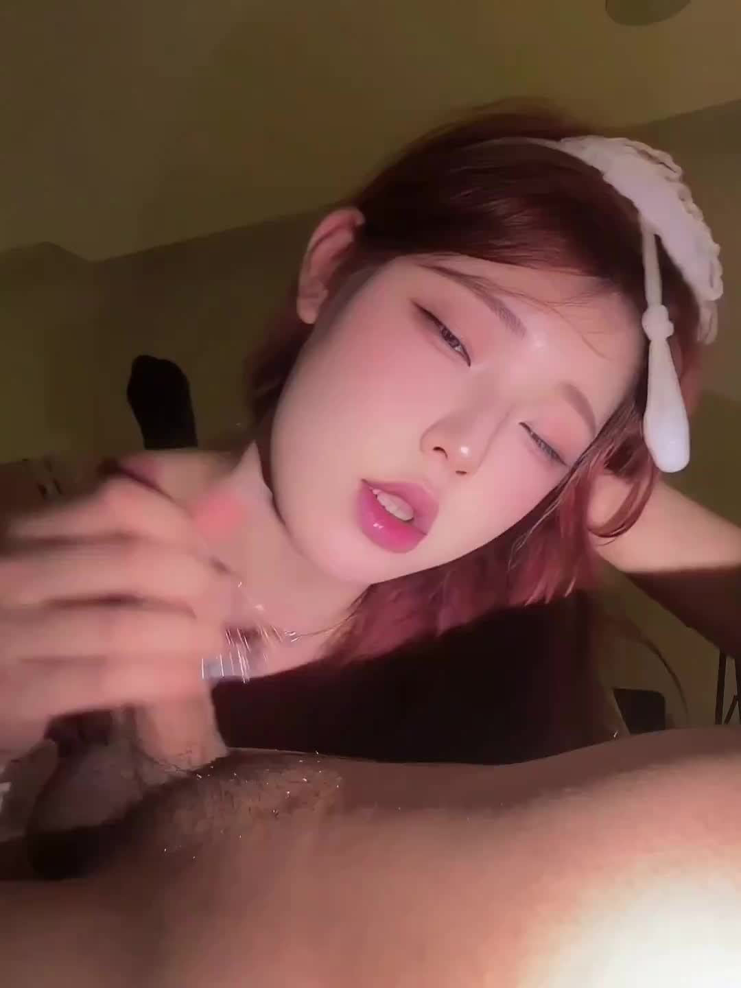 极品建模脸TS人妖舔唇诱惑疯狂吃鸡巴媚眼如丝深喉吃大屌颜射吞精视频