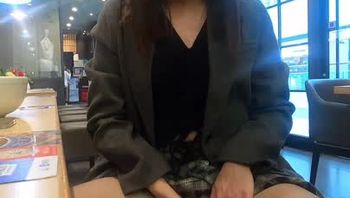 大型商场某餐厅内一名胆大包天的美艳TS人妖漏出大鸡巴撸屌打飞机自慰视频