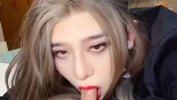 颜值天花板美艳TS人妖自己撸鸡巴射精后还要给同居室友男同志舔屌口交视频