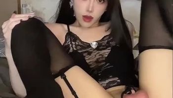 可爱集美貌于与一身的TS人妖穿着情趣衣服在公寓内自慰撸屌打飞机视频
