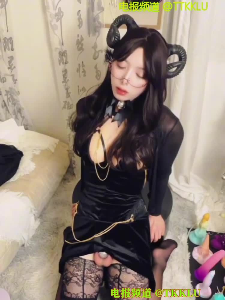 魅魔ts伪娘骚浪自慰骑乘在假鸡巴上努力练习骑乘技术勾魂诱惑骚态毕露视频