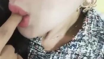 妩媚ts伪娘骚浪自慰猛打飞机还用手指沾鸡巴上的精液放进嘴巴里品尝视频