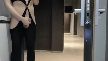 推特网黄淫荡ts人妖淫荡发骚在公寓门口打开门漏出骚浪自慰疯狂撸管娇羞勾人视频