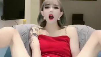 好骚的表情！淫荡ts伪娘骚浪自慰疯狂撸管还不停的用手指抽插自己的骚屁眼贱态毕露视频