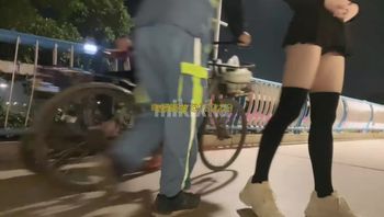 推特十万粉丝网红TS人妖户外一处天桥上大胆漏出鸡巴自慰打手枪撸管视频