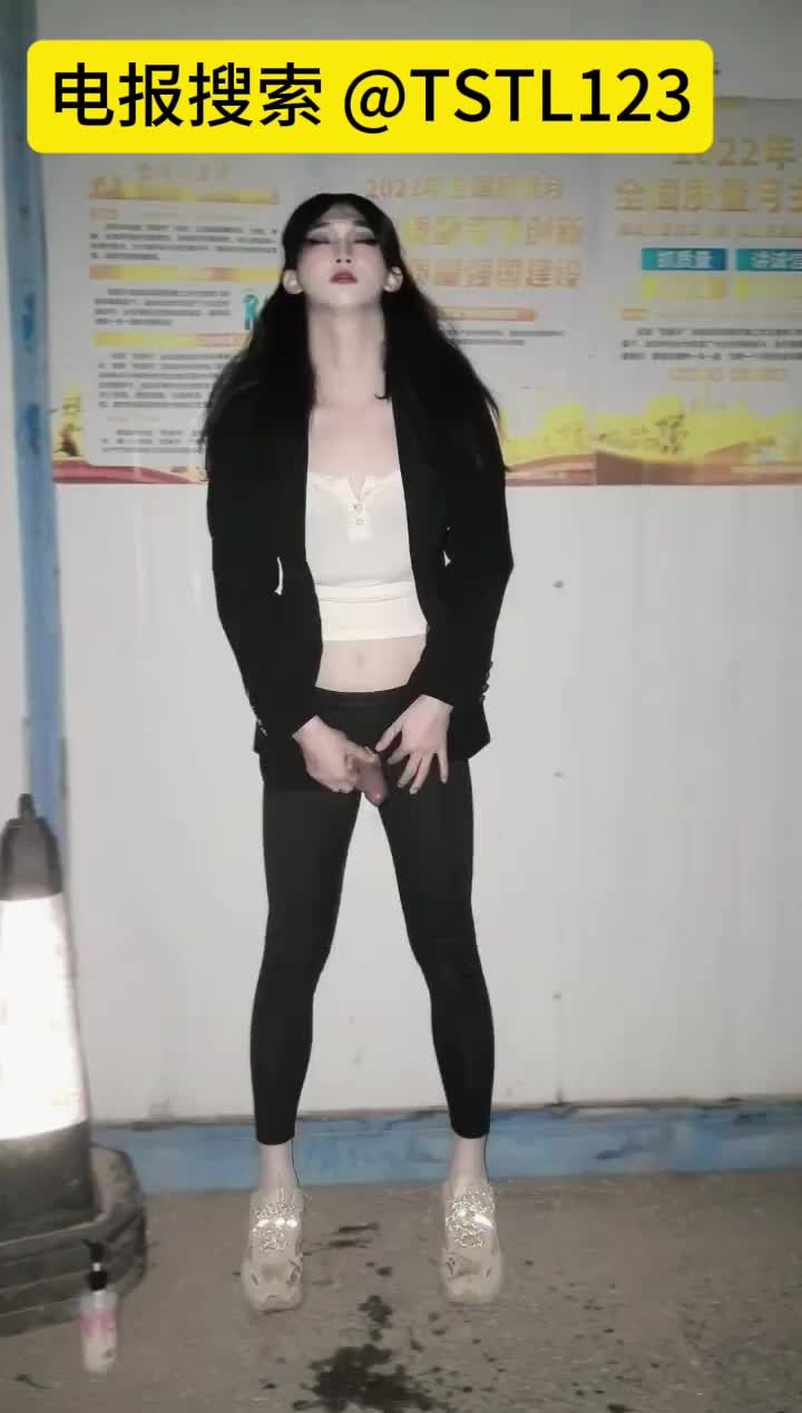 长得很好看的白嫩人妖胆大包天的在户外大街上漏出疯狂撸鸡巴骚浪自慰狂喷精液视频