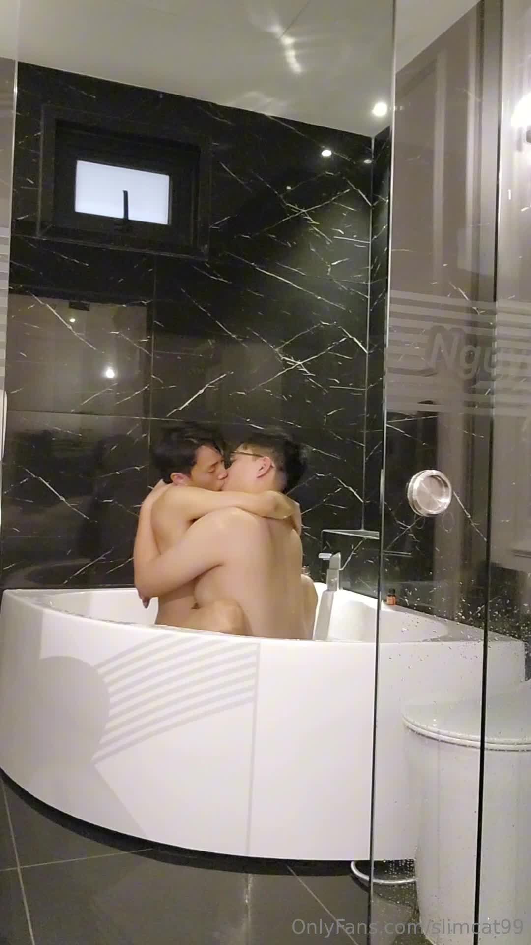 虎背熊腰的眼镜男同志与朋友泡完鸳鸯浴后猛操朋友骚屁眼无套爆菊肛交高潮视频