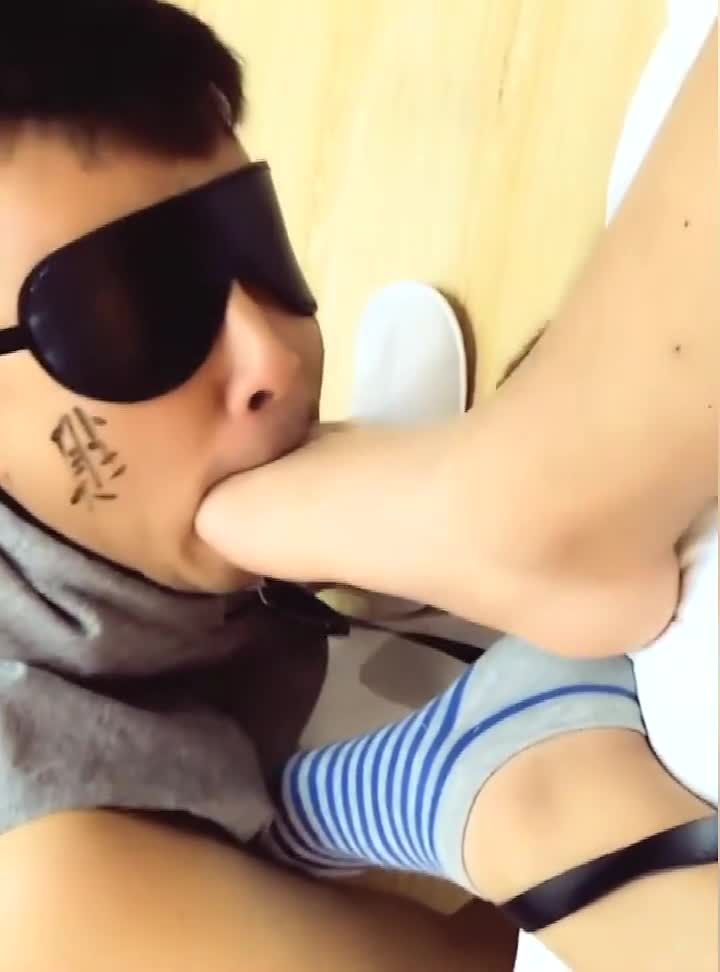 男学生精神小伙gay为了钱被金主爸爸粗口羞辱虐屌后给金主舔脚舔鸡巴贱态毕露视频