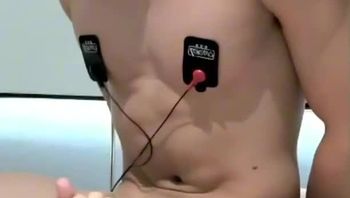 抖音网红湖北小鲜肉男同志被男技师疯狂撸鸡巴鸡鸡调教撸射了大量奶白浓稠精液骚气冲天男男视频