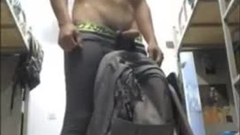 紧身裤大学生男同性恋学校宿舍骚浪自慰疯狂撸管撸射了一堆精液在地上骚气爆棚视频