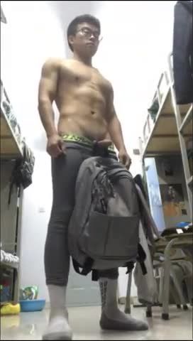 紧身裤大学生男同性恋学校宿舍骚浪自慰疯狂撸管撸射了一堆精液在地上骚气爆棚视频