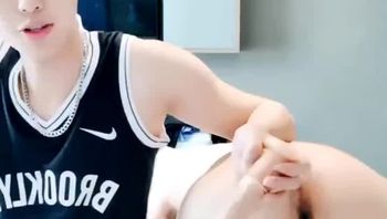 推特网红痞子表哥与表弟男同志直播用假鸡巴猛捅男同志的骚屁眼疯狂爆菊gv视频
