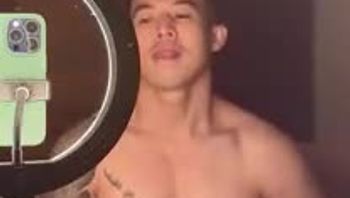 湖北大花臂麒麟臂肌肉男男同志自拍骚浪自慰坐在床尾疯狂撸鸡巴骚气爆棚gv视频